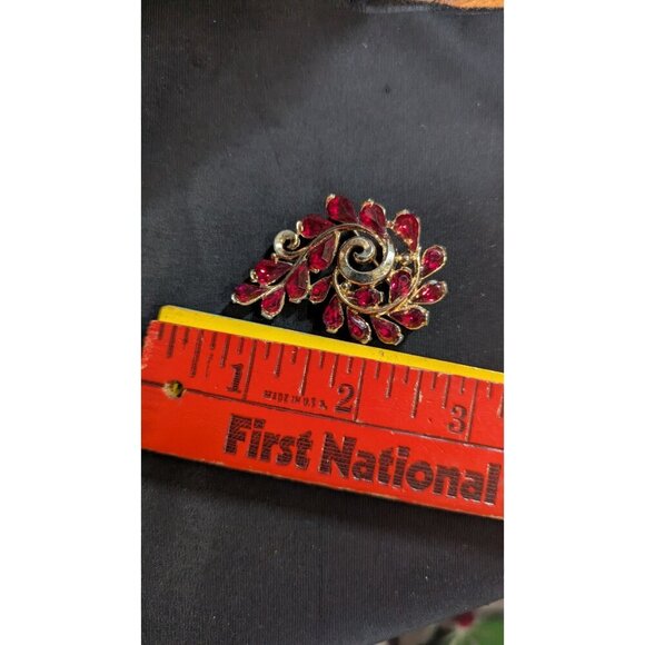 Vintage Crown Trifari  Brooch With Red Rhinestones Floral Swirl Design 2 Inches - Picture 4 of 7